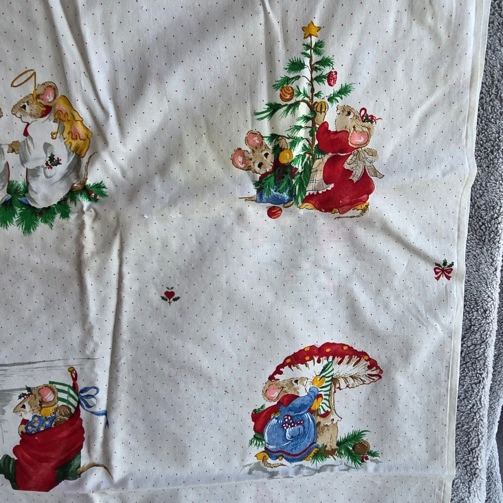 2 Yards Vintage Cranston Christmas Cotton Fabric Mistletoe Mice Picture Patches